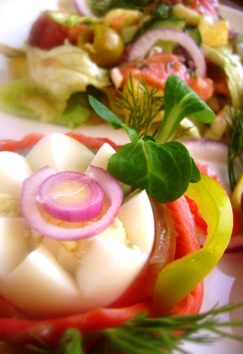 Салат с малосольной кетой и овощами «радостный».: шаг 5