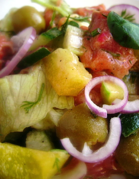Салат с малосольной кетой и овощами «радостный».: шаг 6