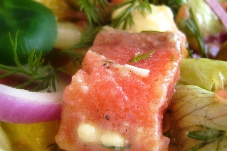 Салат с малосольной кетой и овощами «радостный».: шаг 7