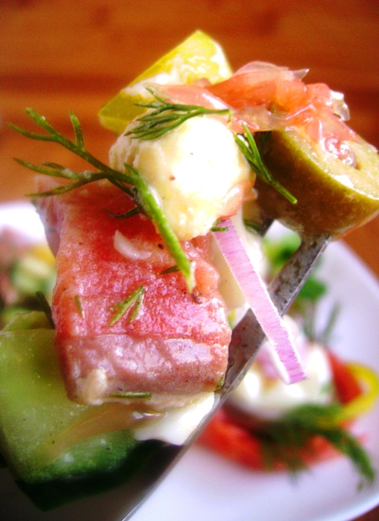 Салат с малосольной кетой и овощами «радостный».: шаг 8