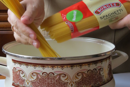 Спагетти в луковом соусе с икрой : шаг 1