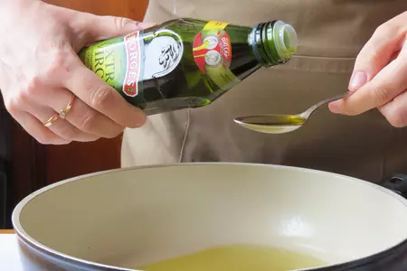 Спагетти в луковом соусе с икрой: шаг 2
