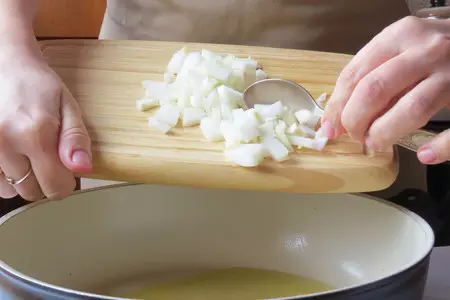 Спагетти в луковом соусе с икрой: шаг 3