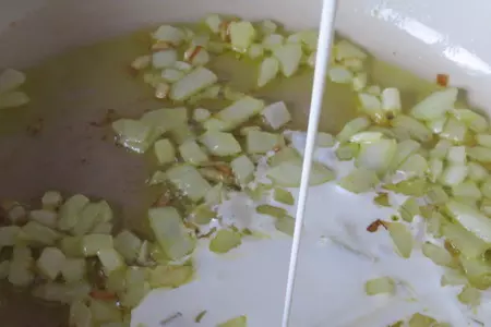 Спагетти в луковом соусе с икрой: шаг 4