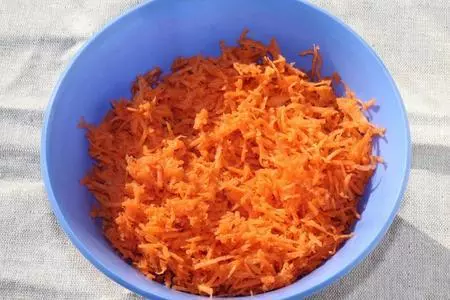 Салат из моркови, меда и орехов: шаг 1
