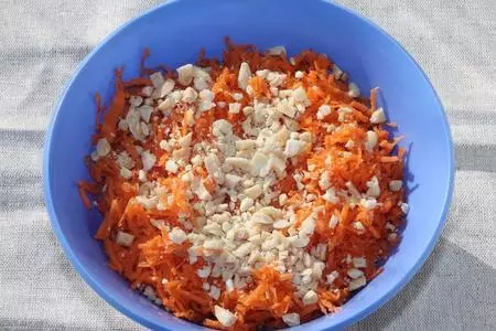 Салат из моркови, меда и орехов: шаг 2