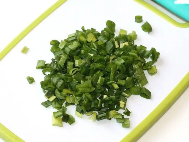 Салат из моркови с зеленым луком: шаг 3