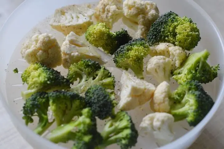 Запеченная куриная грудка и капустный микс на пару с лимонным соусом: шаг 3