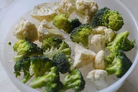 Запеченная куриная грудка и капустный микс на пару с лимонным соусом: шаг 3