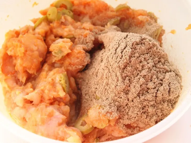 Куриные лепешки с оливками и льняной мукой: шаг 4