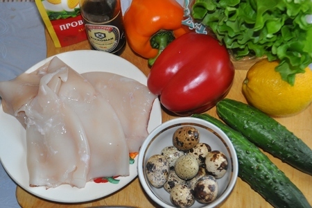 Салат из кальмаров с перепелиными яйцами и овощами: шаг 1