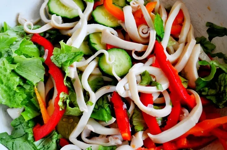 Салат из кальмаров с перепелиными яйцами и овощами: шаг 6