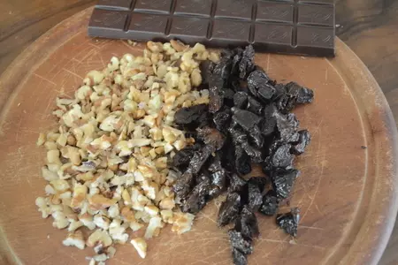 Шоколадный пирог с черносливом и грецкими орехами: шаг 2