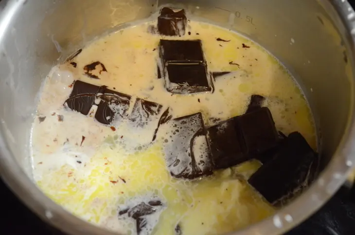 Шоколадный пирог с черносливом и грецкими орехами: шаг 6