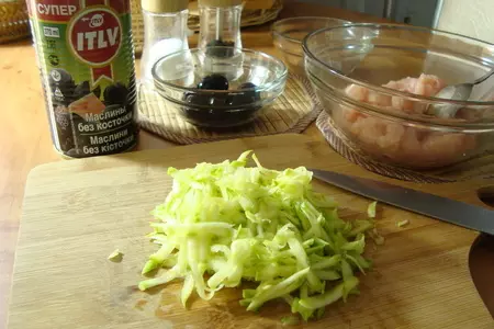 Куриные шарики с кабачком и маслинами.: шаг 1