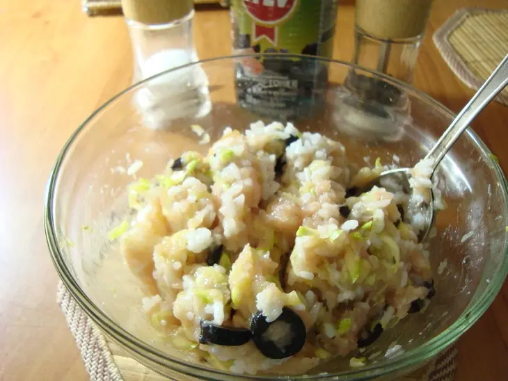 Куриные шарики с кабачком и маслинами.: шаг 4