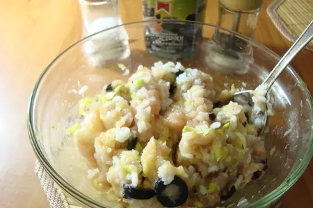 Куриные шарики с кабачком и маслинами.: шаг 4