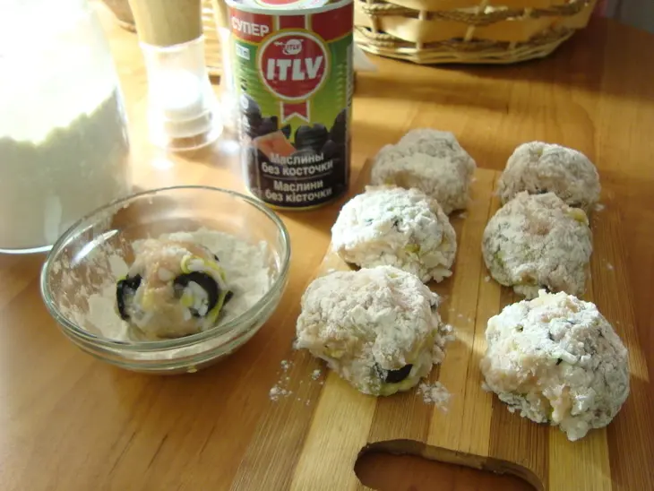 Куриные шарики с кабачком и маслинами.: шаг 5