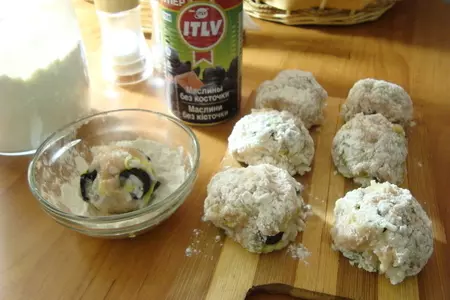 Куриные шарики с кабачком и маслинами.: шаг 5