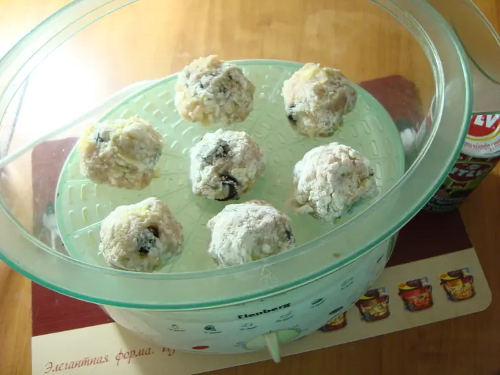 Куриные шарики с кабачком и маслинами.: шаг 6