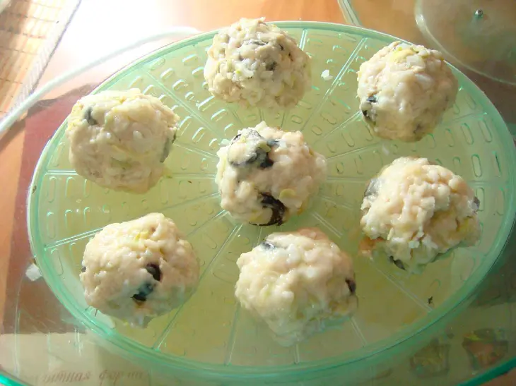 Куриные шарики с кабачком и маслинами.: шаг 7