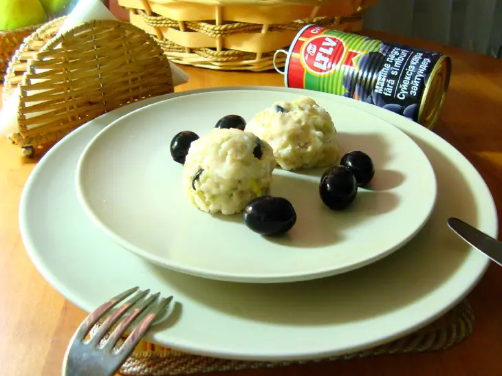 Куриные шарики с кабачком и маслинами.: шаг 8