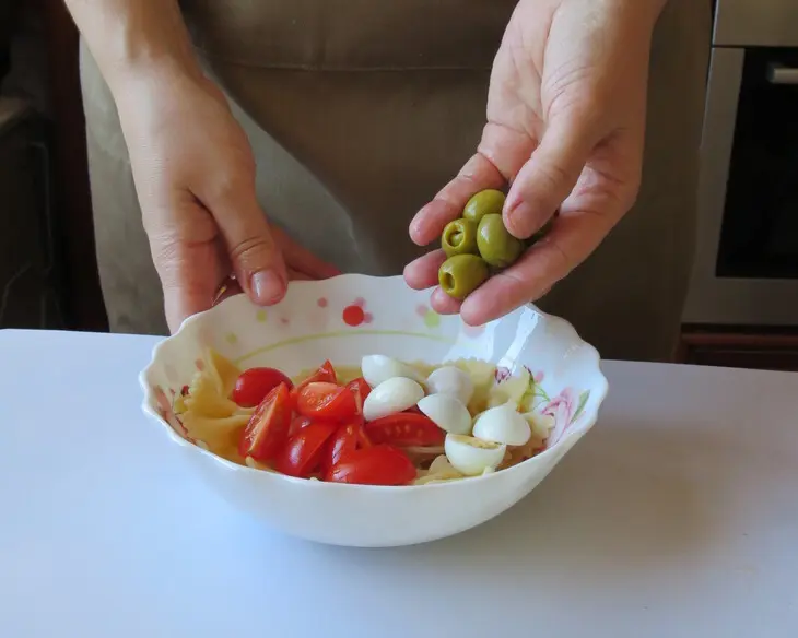 Легкий рыбный салат с оливками: шаг 3