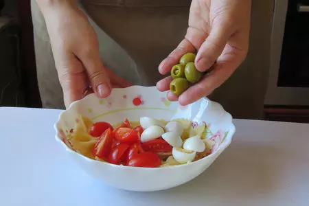 Легкий рыбный салат с оливками: шаг 3