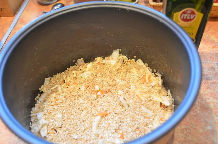 Рыбные ленивые голубцы с пекинской капустой в мультиварке: шаг 6