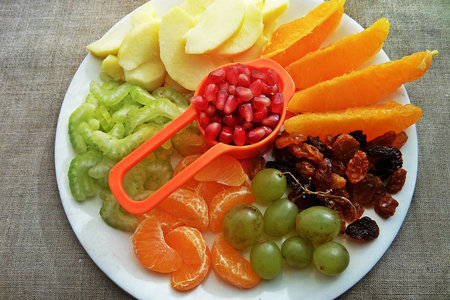 Весенний салат "фрукты с оливками": шаг 2
