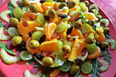 Весенний салат "фрукты с оливками": шаг 7