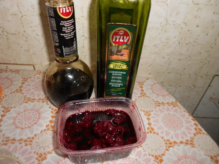 Салат с моцареллой и вишней: шаг 1