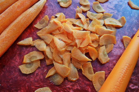 Свекольно-морковный салат с пикантным творогом: шаг 2