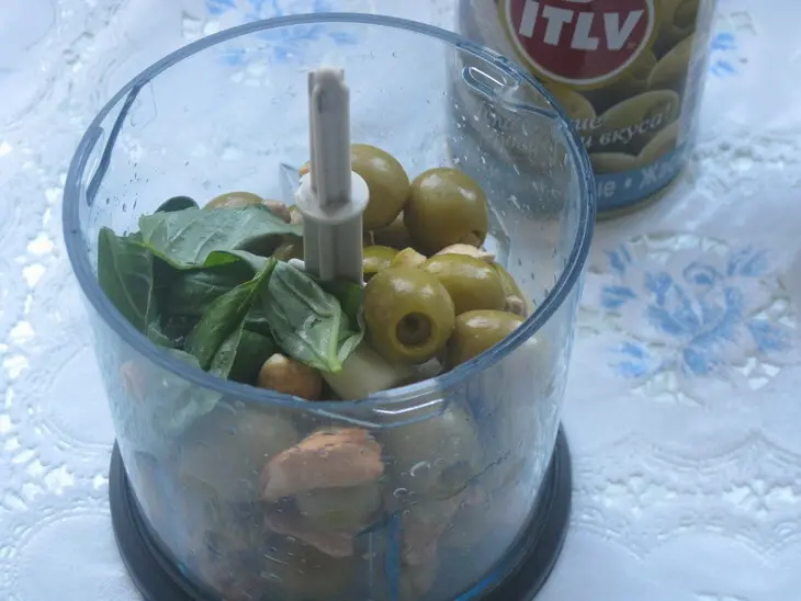 Паштет из оливок с ржаными хлебцами: шаг 4