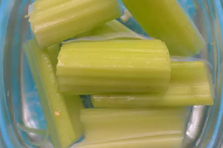 Салат с оливками и стеблями сельдерея: шаг 2