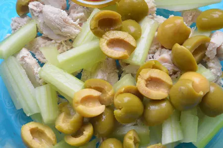 Салат с оливками и стеблями сельдерея: шаг 4