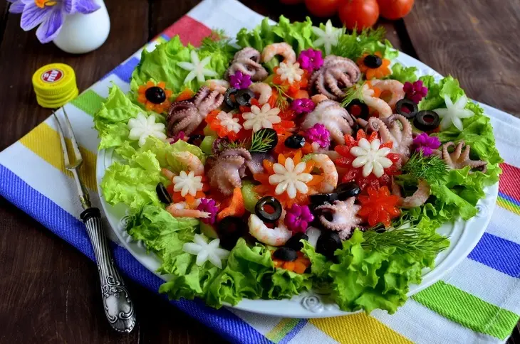 Салат с осьминогами и маслинами «цветочная поляна»: шаг 7