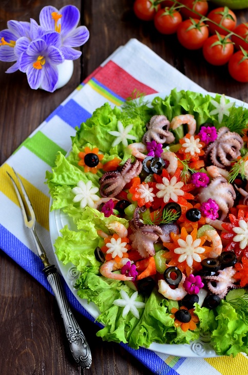 Салат с осьминогами и маслинами «цветочная поляна»: шаг 8