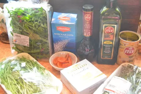 Салат с грушей, сыром бри и курагой: шаг 1