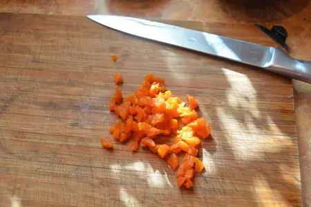 Салат с грушей, сыром бри и курагой: шаг 2