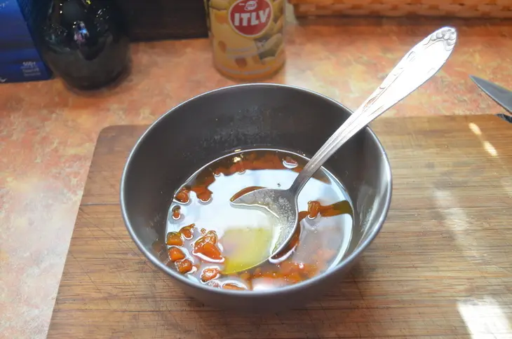 Салат с грушей, сыром бри и курагой: шаг 3