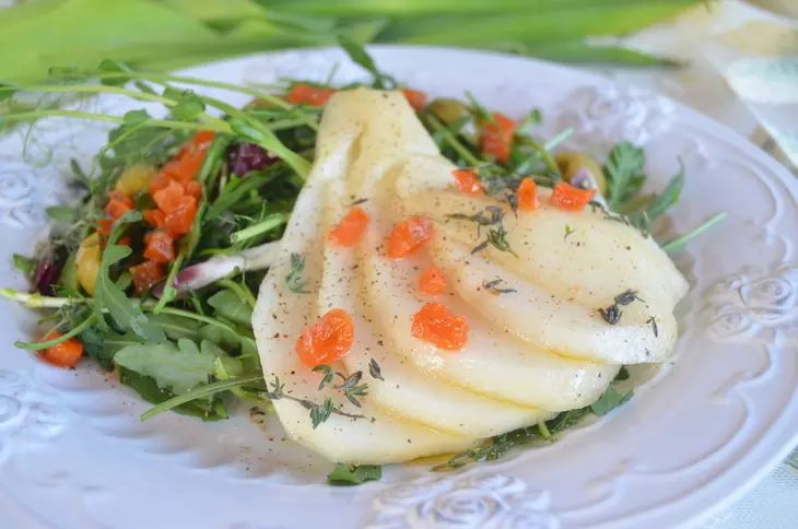 Салат с грушей, сыром бри и курагой: шаг 6