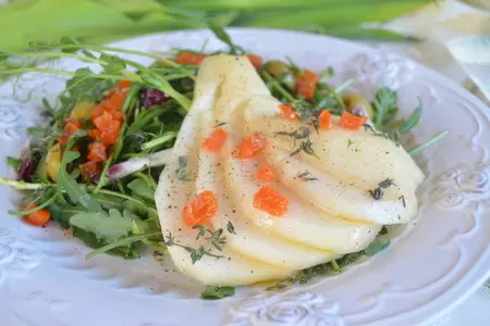 Салат с грушей, сыром бри и курагой: шаг 6