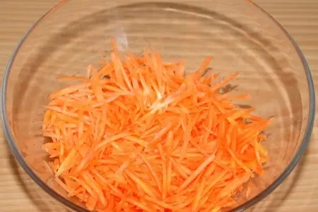 Салат с консервированным тунцом и оливками: шаг 1