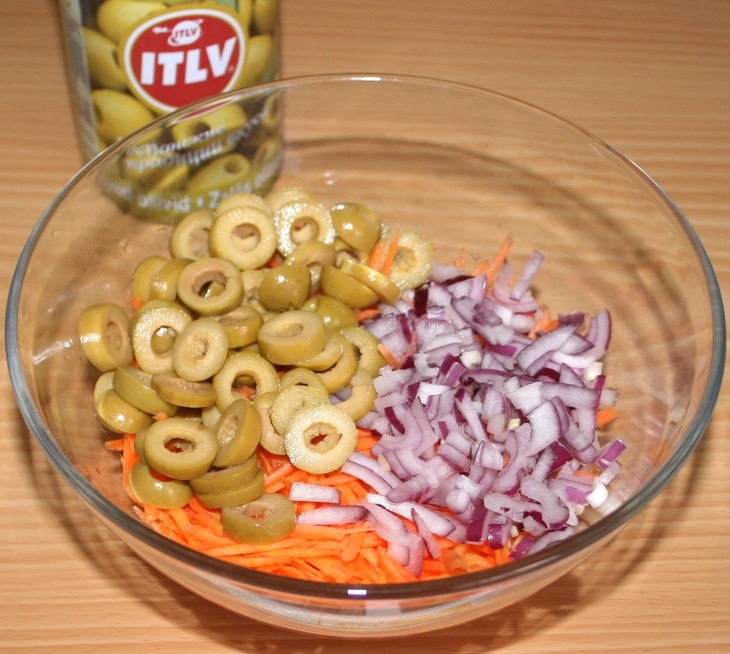 Салат с консервированным тунцом и оливками: шаг 2