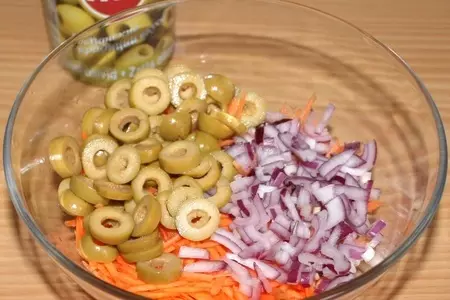 Салат с консервированным тунцом и оливками: шаг 2