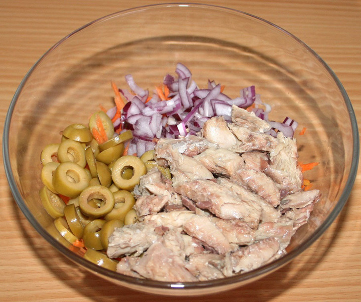 Салат с консервированным тунцом и оливками: шаг 3