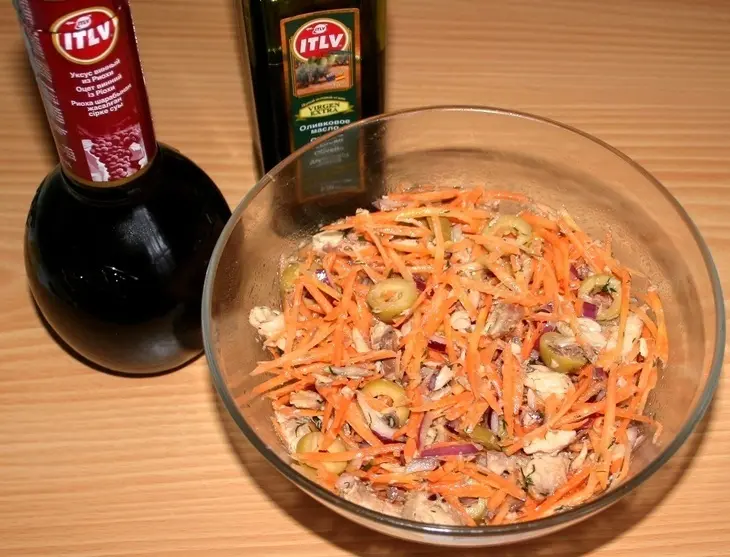 Салат с консервированным тунцом и оливками: шаг 4