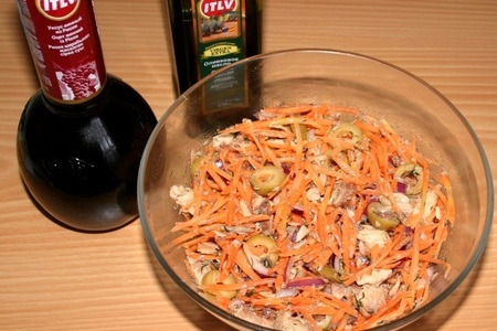 Салат с консервированным тунцом и оливками: шаг 4