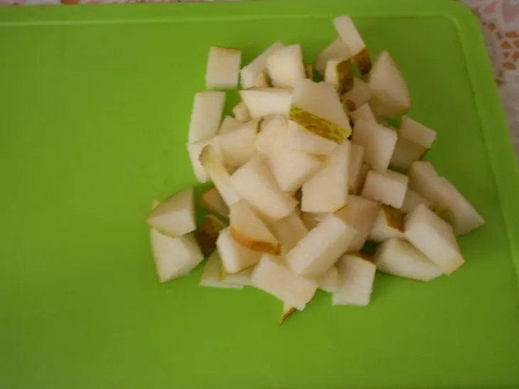 Салат с грушей,малиной и фетой: шаг 1